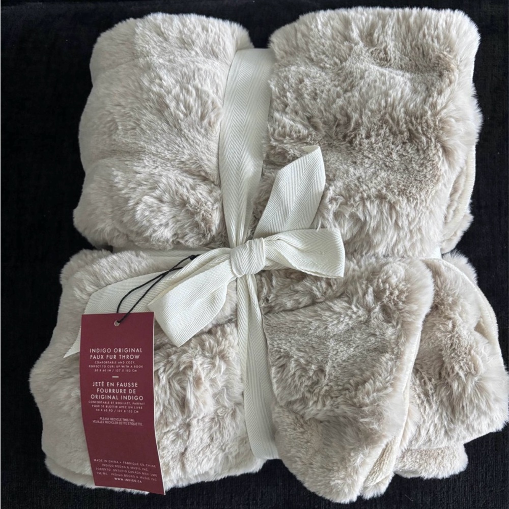 Indigo Luxe Faux Fur Throw Blanket - *BROWN with plaid on the insde* - BNWT